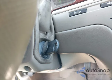 2005 Lincoln Town Car Signature Limited from USA, damaged, VIN 1LNHM82W05Y626210